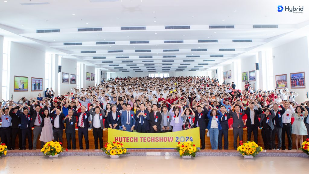 [Hình 01: Ngày hội kết nối Nhà trường - doanh nghiệp - sinh viên hướng đến mục tiêu đáp ứng nguồn nhân lực chất lượng cao cho xã hội] 